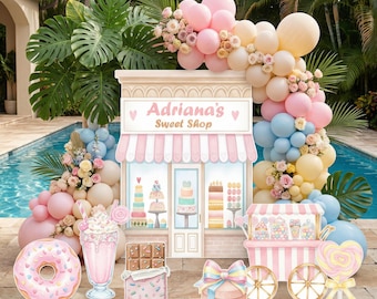 Op de afbeelding: Een feestachtergrond met een winkelbord met de tekst Adriana's Sweet Shop, omringd door een ballonnenboog in roze, blauw en crème. De uitsparingen tonen een geglazuurde donut, een milkshake, een chocoladereep, een cadeau en een snoepkar.