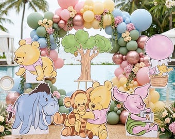 Pode incluir: Um conjunto de decoração de festa com recortes dos personagens Winnie the Pooh, Piglet, Tigger e Eeyore. A exibição inclui um grande arco de balões em tons pastel rosa, azul, verde e dourado, com uma árvore central e um balão de ar quente.