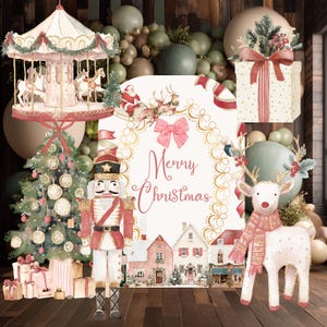 Könnte beinhalten: Ein dekorativer Weihnachtshintergrund mit einem Karussell, einem Nussknacker, einem Rentier mit Schal, einem Geschenk und einem Weihnachtsbaum. Der zentrale Bogen zeigt den Text Merry Christmas mit einem Schlitten und einer rosa Schleife.