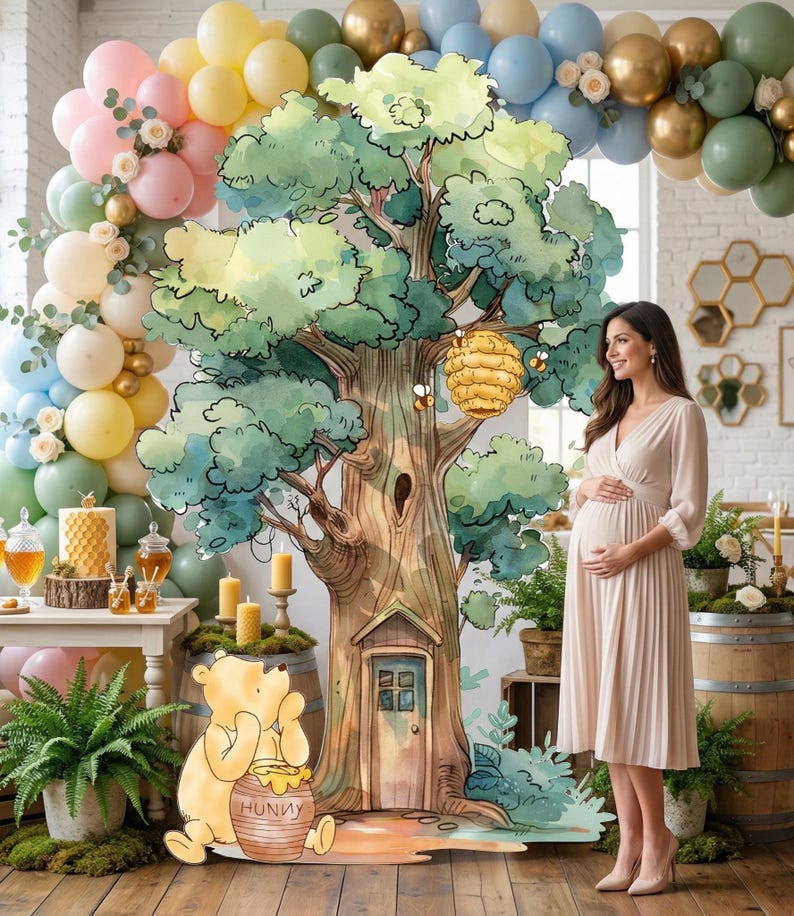 Puede incluir: Un gran recorte de cart&oacute;n de un &aacute;rbol con una colmena y el personaje Winnie the Pooh sentado con un tarro de miel, rodeado por un arco de globos en tonos rosa, azul, amarillo, verde y dorado, con una persona de pie a la derecha.