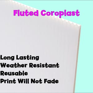 Op de afbeelding: Wit gegolfd Coroplast-materiaal met tekst in zwart en roze. De tekst bevat "Long Lasting", "Weather Resistant", "Reusable" en "Print Will Not Fade". De achtergrond is lichtblauw.