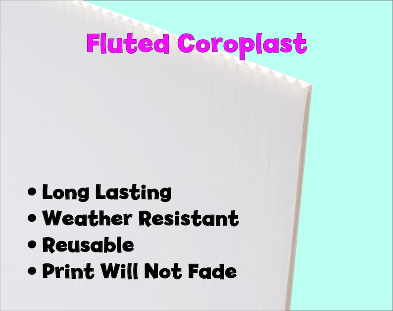 Op de afbeelding: Wit gegolfd Coroplast-materiaal met tekst in zwart en roze. De tekst bevat "Long Lasting", "Weather Resistant", "Reusable" en "Print Will Not Fade". De achtergrond is lichtblauw.