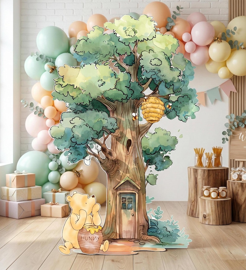 Puede incluir: Un gran expositor de cart&oacute;n troquelado con una ilustraci&oacute;n estilo acuarela de un &aacute;rbol alto con una colmena, una peque&ntilde;a puerta de madera en la base y un oso amarillo sentado delante sosteniendo un tarro de miel con la etiqueta Hunny.