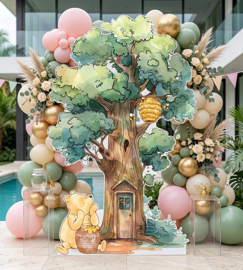 Puede incluir: Un recorte grande de un &aacute;rbol con una colmena y una puerta, que muestra a un oso amarillo sentado con un tarro de miel etiquetado como 'HUNNY'. La decoraci&oacute;n est&aacute; rodeada por un arco de globos en tonos rosa, verde salvia y dorado.