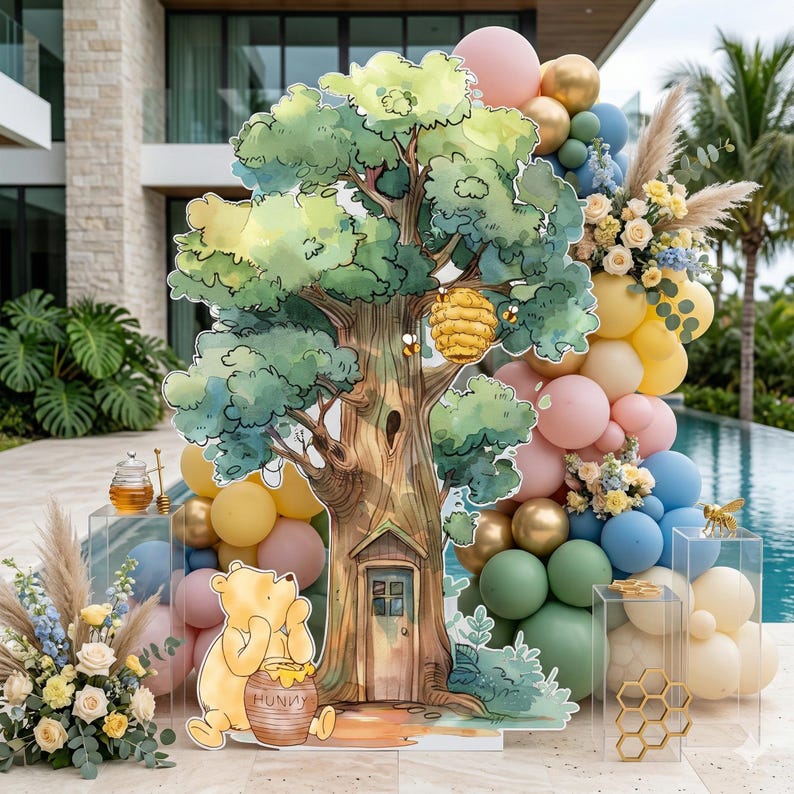 Puede incluir: Un recorte de cart&oacute;n grande de un &aacute;rbol con una colmena y el personaje Winnie the Pooh sosteniendo un tarro de miel, rodeado por un arco de globos en tonos rosa, azul, amarillo y dorado, con arreglos florales y un tarro de miel de cristal.