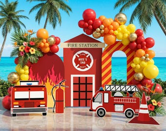 Peut inclure: Un décor de fête sur le thème de la caserne de pompiers avec une structure rouge portant le texte FIRE STATION et NATE'S SND DEPT, entouré d'arches de ballons rouges, orange, jaunes et dorés, avec des découpes de camion et d'extincteur.