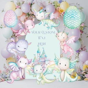 Może przedstawiać: Kapryśna ilustracja przedstawiająca smoki w pastelowych kolorach, balony i kompozycje kwiatowe. Smoki są w r&oacute;żnych pozach, ze skrzydłami i rogami. Jasnoniebieski znak wyświetla tekst "YOUR CUSTOM TEXT HERE" i ilustrację zamku.