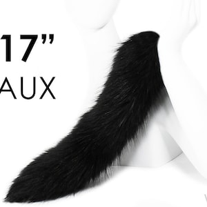 Può includere: Una coda di pelliccia sintetica nera lunga 43 cm. La coda è attaccata a un manichino bianco.