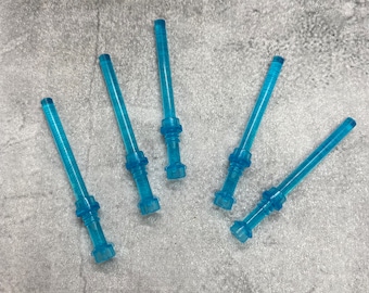 Paquete de 5 sables de luz azules con empuñadura translúcida personalizada para minifiguras / A9LS01b357 / Minifigura NO INCLUIDA. Compatible con bloques de sable de luz.