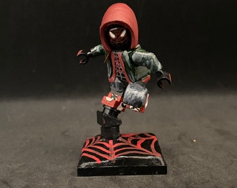 Estatuilla de Miles Morales de la colección Into the Spider-Verse, elaborada a mano en su propia creación (MOC).