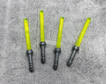 Paquete de 4 sables de luz verde claro personalizados con empuñadura gris para minifiguras Lego / A7LS02b38 / Minifigura NO INCLUIDA. Sable de luz compatible con bloques.