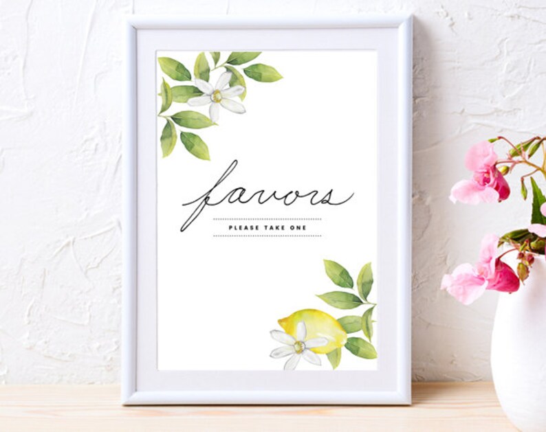Op de afbeelding: Een wit bord met zwarte tekst die "favors" en "please take one" zegt. Het bord is versierd met aquarel illustraties van citroenen, bladeren en bloemen.
