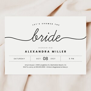 Puede incluir: Una invitaci&oacute;n de despedida de soltera blanca con texto negro. La invitaci&oacute;n dice "Let's shower the bride" y "Honoring Alexandra Miller". La fecha y hora de la despedida de soltera se enumeran como "S&aacute;bado, 8 de octubre de 2021, 5 PM". La ubicaci&oacute;n se enumera como "Amy's House, 0000 Longfellow St, Manhattan Beach, CA". La informaci&oacute;n de RSVP se enumera como "RSVP to Jenny at 000.000.0000. Bride is registered at Macy's."