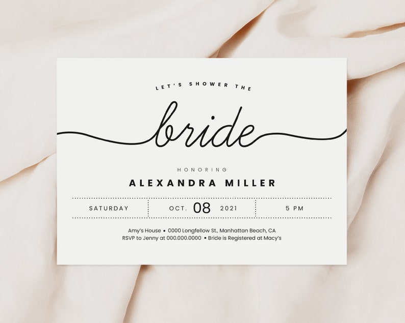 Puede incluir: Una invitaci&oacute;n de despedida de soltera blanca con texto negro. La invitaci&oacute;n dice "Let's shower the bride" y "Honoring Alexandra Miller". La fecha y hora de la despedida de soltera se enumeran como "S&aacute;bado, 8 de octubre de 2021, 5 PM". La ubicaci&oacute;n se enumera como "Amy's House, 0000 Longfellow St, Manhattan Beach, CA". La informaci&oacute;n de RSVP se enumera como "RSVP to Jenny at 000.000.0000. Bride is registered at Macy's."