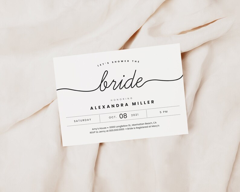 Puede incluir: Una invitaci&oacute;n de despedida de soltera blanca con texto negro. La invitaci&oacute;n dice "Let's shower the bride" con una fuente de letra manuscrita. La invitaci&oacute;n tambi&eacute;n incluye el nombre de la novia, Alexandra Miller, la fecha y la hora de la despedida de soltera, y la ubicaci&oacute;n. Tambi&eacute;n se incluye informaci&oacute;n de RSVP.