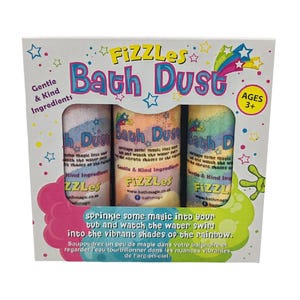 Puede incluir: Un juego de cajas de FIZZLES Bath Dust, con tres bombas de baño coloridas. El embalaje incluye el texto "Gentle & Kind Ingredients" y "Sprinkle some magic into your tub and watch the water swirl into the vibrant shades of the rainbow."