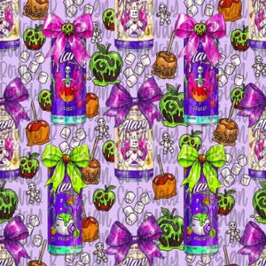 Könnte beinhalten: Ein sich wiederholendes Muster mit Alani Nu Energy-Drink-Dosen, die mit großen rosa oder grünen Schleifen verziert sind, umgeben von Illustrationen von Karamelläpfeln, kleinen Voodoo-Puppen und weißen Marshmallows auf hellviolettem Grund.