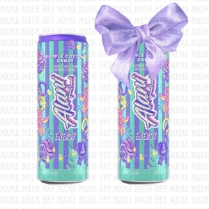 Puede incluir: Dos latas de aluminio de bebida energ&eacute;tica Alani Nu sabor Purple Cotton Candy. Las latas presentan rayas verticales moradas y verde azulado, un logotipo brillante y gr&aacute;ficos de nubes de algod&oacute;n de az&uacute;car. Una lata tiene un lazo morado claro.
