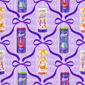 Könnte beinhalten: Ein sich wiederholendes Muster mit verschiedenen Alani Nu Energy-Drink-Dosen auf hellviolettem Hintergrund mit einem dunkelvioletten, glitzernden Schleifendesign. Die Dosen zeigen verschiedene grafische Illustrationen, darunter Kürbisse und Voodoo-Puppen.