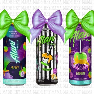 Może przedstawiać: Trzy puszki napoju energetycznego Alani z zielonymi i fioletowymi kokardkami. Puszki przedstawiają grafikę o tematyce Halloween, w tym karmelowe jabłka i tekst "Alani Energy". Jedna puszka mówi "Witch Brew".