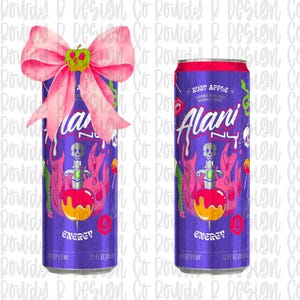 Pode incluir: Duas latas de bebida energética Alani Nu Ruby Apple com design roxo e rosa, gráfico de caveira e adaga, ícone de maçã envenenada verde e um grande laço rosa em uma das latas. Cada lata exibe o volume de 355 ml.