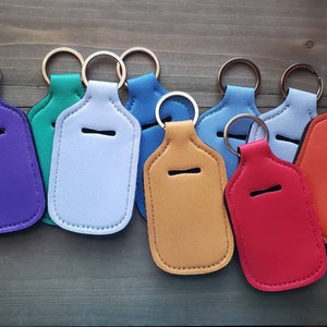 Pu&ograve; includere: Un set di dieci portachiavi colorati con un anello per attaccare le chiavi. Ogni portachiavi &egrave; realizzato in un materiale morbido e flessibile e ha una piccola tasca per contenere disinfettante per le mani.