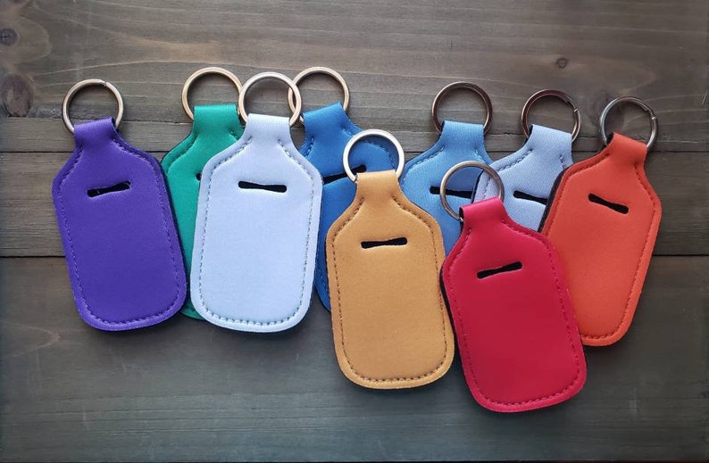 Pu&ograve; includere: Un set di dieci portachiavi colorati con un anello per attaccare le chiavi. Ogni portachiavi &egrave; realizzato in un materiale morbido e flessibile e ha una piccola tasca per contenere disinfettante per le mani.