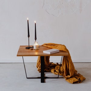Holz Couchtisch, Quadratischer Tisch, Moderne Möbel, Tischbeine aus Metall, Wohnzimmer Interior, Stahlholz Material, Kleiner Tisch, Eichenholzoberfläche Bild 1