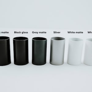 Pode incluir: Seis recipientes cil&iacute;ndricos em diferentes acabamentos: preto fosco, preto brilhante, cinza fosco, prata, branco fosco e branco brilhante.