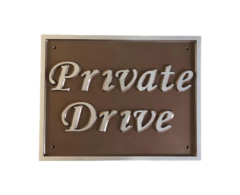以下が含まれることがあります： 茶色の背景に銀色の文字で「Private Drive」と書かれた銀色のプレートです。
