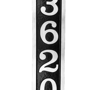 Puede incluir: Una placa vertical plateada con fondo negro y n&uacute;meros blancos. Los n&uacute;meros son 3620.