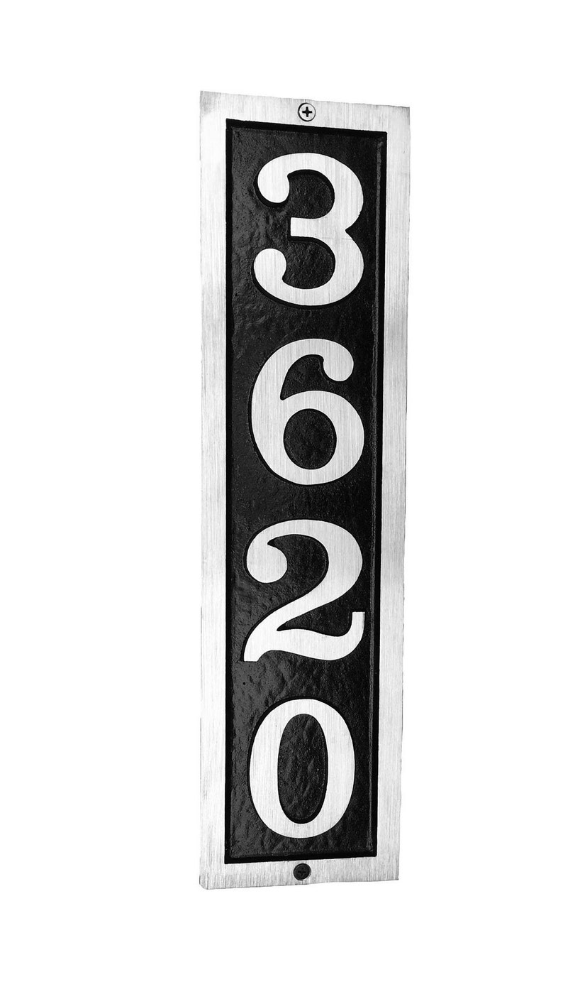 Puede incluir: Una placa vertical plateada con fondo negro y n&uacute;meros blancos. Los n&uacute;meros son 3620.