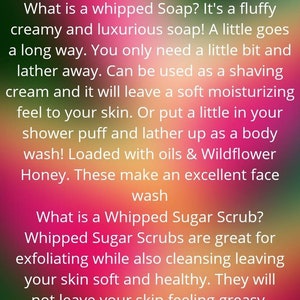 Pu&ograve; includere: Testo su uno sfondo rosa e arancione che spiega la differenza tra saponi montati e scrub allo zucchero montato. Il testo dice che i saponi montati sono soffici, cremosi e lussuosi, mentre gli scrub allo zucchero montato sono ottimi per esfoliare e detergere.