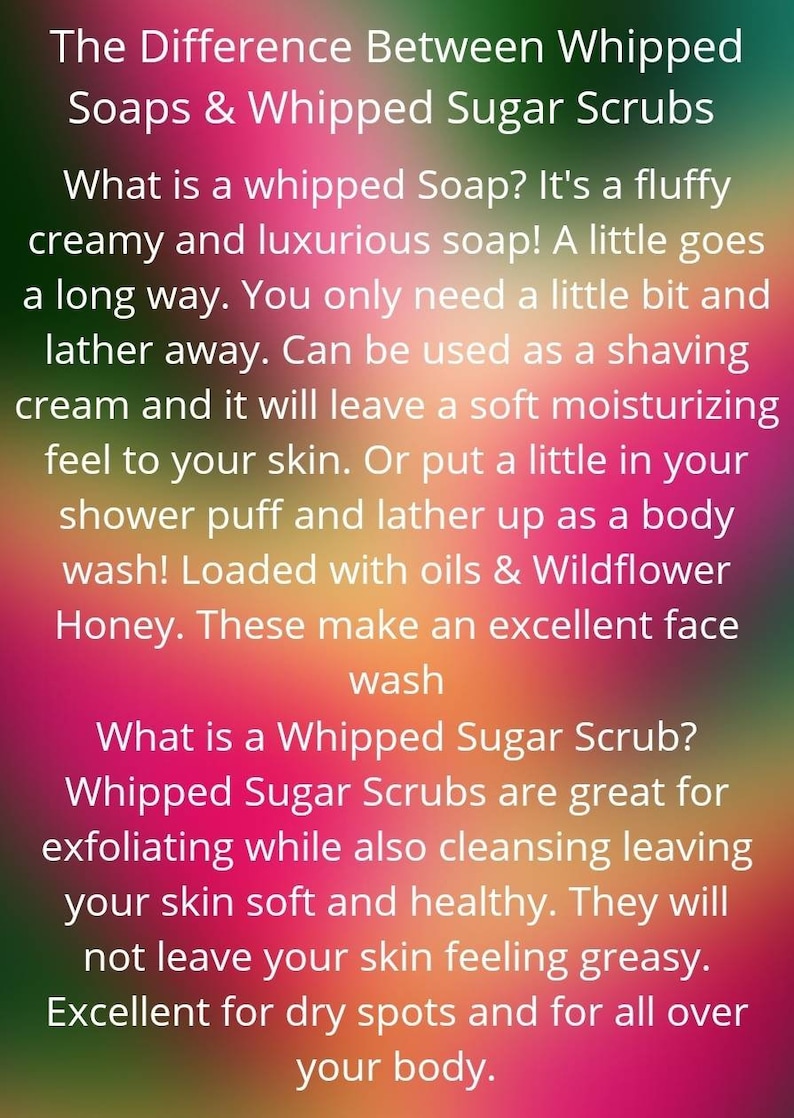 Pu&ograve; includere: Testo su uno sfondo rosa e arancione che spiega la differenza tra saponi montati e scrub allo zucchero montato. Il testo dice che i saponi montati sono soffici, cremosi e lussuosi, mentre gli scrub allo zucchero montato sono ottimi per esfoliare e detergere.