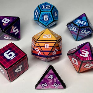 Puede incluir: Una colección de siete dados geométricos con un diseño retro-futurista. Los dados presentan colores vibrantes como el morado, naranja y azul, con números blancos. Los dados tienen varias formas, incluyendo un cubo, una pirámide y un dodecaedro.
