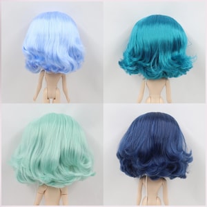 Könnte beinhalten: Vier Puppenperücken in verschiedenen Farben: hellblau, türkis, hellgrün und dunkelblau. Jede Perücke ist in einem kurzen, welligen Bob gestylt.