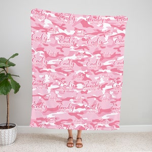 Roze Camo aangepaste naam deken - babydeken - Camo babydeken - gepersonaliseerde babydeken - camouflage kwekerij