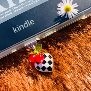 Retro Cherry Kindle Charm Dust Plug: E-Reader Handy-Accessoire