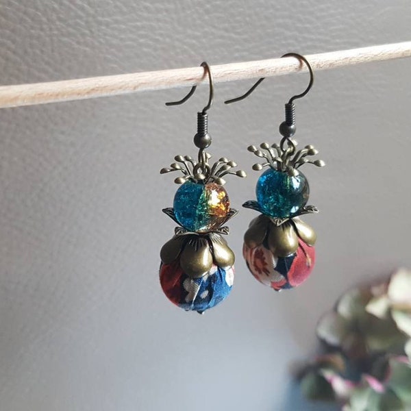 Boucles d'oreilles fruits bleues en tissu fleuri et perle de verre turquoise et jaune miel, pétales en laiton patiné bronze-bohème