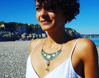 Collier plastron lune turquoise lagon tribal argenté mi-long, bleu vert, bijou d'été boho chic, bohème hippie tropical