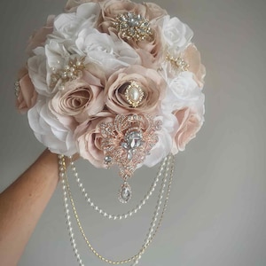 Ramo de broche de boda en color rosa ruborizado, ramo de marfil, ramo de broche de perla de oro rosa/oro, ramo de perlas en cascada/ramo de novia con joyas.