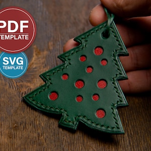 Puede incluir: Adorno de árbol de Navidad de cuero verde con detalles circulares rojos. El adorno en forma de árbol tiene un borde cosido y un lazo para colgar. La imagen también incluye el texto "PDF TEMPLATE" y "SVG TEMPLATE".