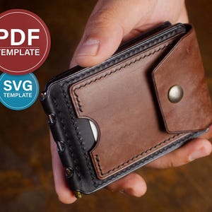 Puede incluir: Una cartera de cuero plegable con una solapa frontal de color marrón oscuro con un cierre de botón a presión de latón, contrastada por bordes de cuero negro y costuras visibles. La cartera incluye un gráfico circular PDF TEMPLATE y SVG TEMPLATE.