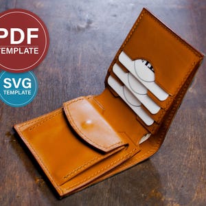 Puede incluir: Una cartera bifold de color tostado con un bolsillo para monedas con solapa y tres ranuras para tarjetas. La imagen incluye insignias circulares con el texto PDF TEMPLATE y SVG TEMPLATE. La cartera tiene costuras visibles en los bordes.
