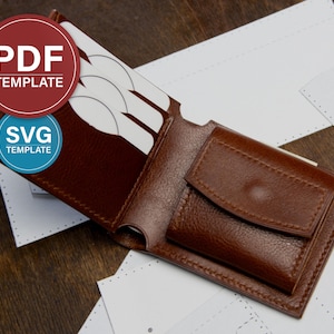 Könnte beinhalten: Geöffnete braune Ledergeldbörse mit Münzfach und Kartenfächern. Die Geldbörse zeigt weiße Kartenvorlagen. Das Bild enthält den Text "PDF TEMPLATE" in einem roten Kreis und "SVG TEMPLATE" in einem blauen Kreis.