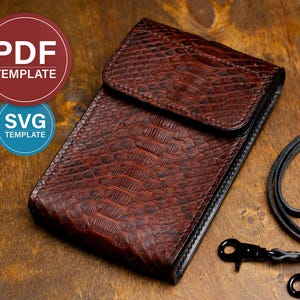 Op de afbeelding: Een donkerbruin lederen tasje met een gestructureerd slangenleerpatroon, een klepsluiting en een afneembare zwarte lederen riem met metalen draaibare clips. De afbeelding bevat ronde badges met de tekst PDF TEMPLATE en SVG TEMPLATE.