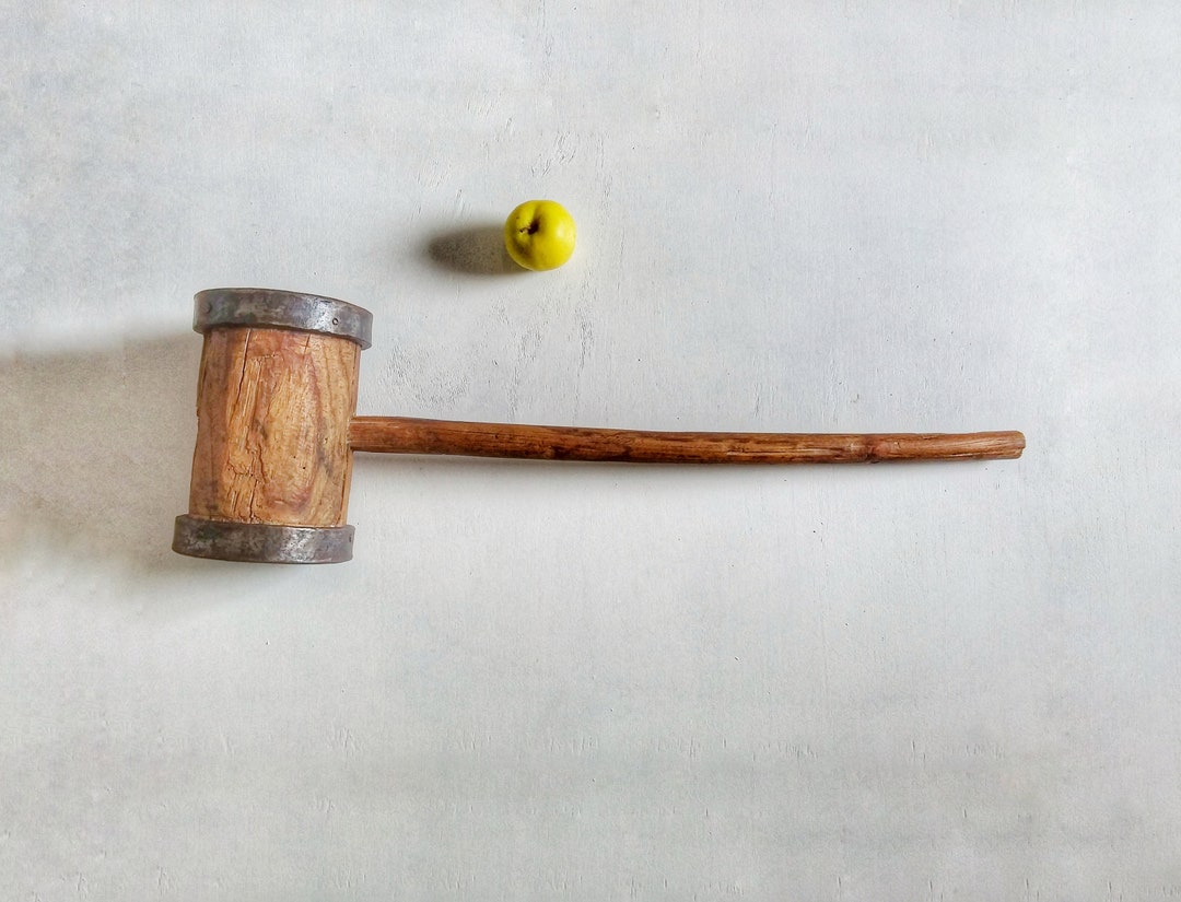 Ancien maillet en bois (marteau). Deux types sur fond blanc. Isolé