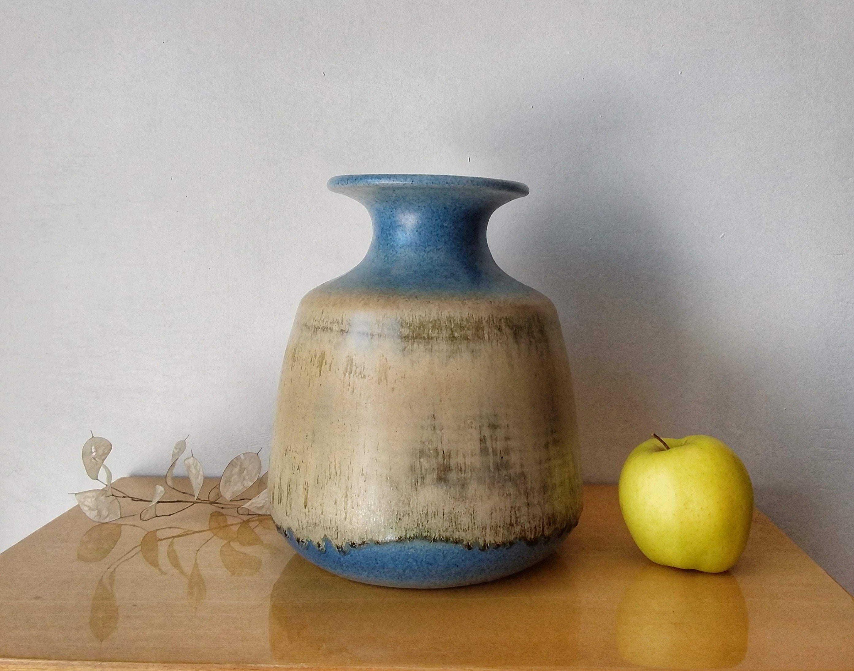 Gros Vase Vintage Bleu et Beige Poterie Signée Kriz Usler ou Uster Studio Pottery