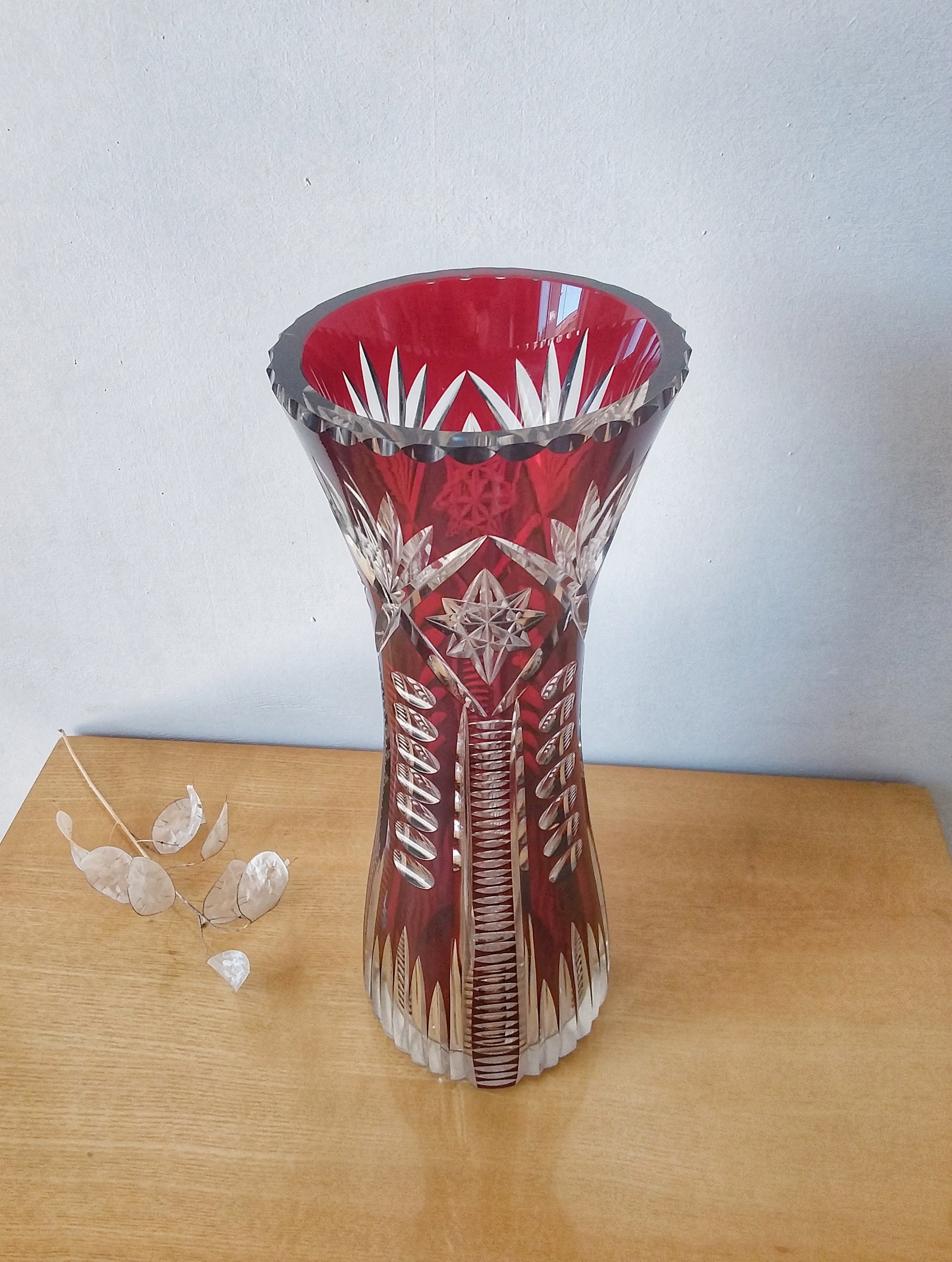 Ancien et Grand Vase en Cristal de Bohème Rouge Ciselé. Dans Le Style Baccarat ou Saint Louis