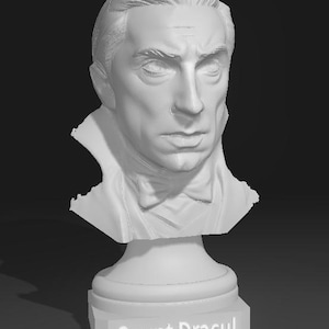 Può includere: Un busto bianco del Conte Dracula, con una rappresentazione dettagliata del volto, dei capelli e dell'abbigliamento del personaggio. Il busto è montato su un piedistallo con il nome "Count Dracul" inciso sulla base. La scultura è su sfondo scuro.